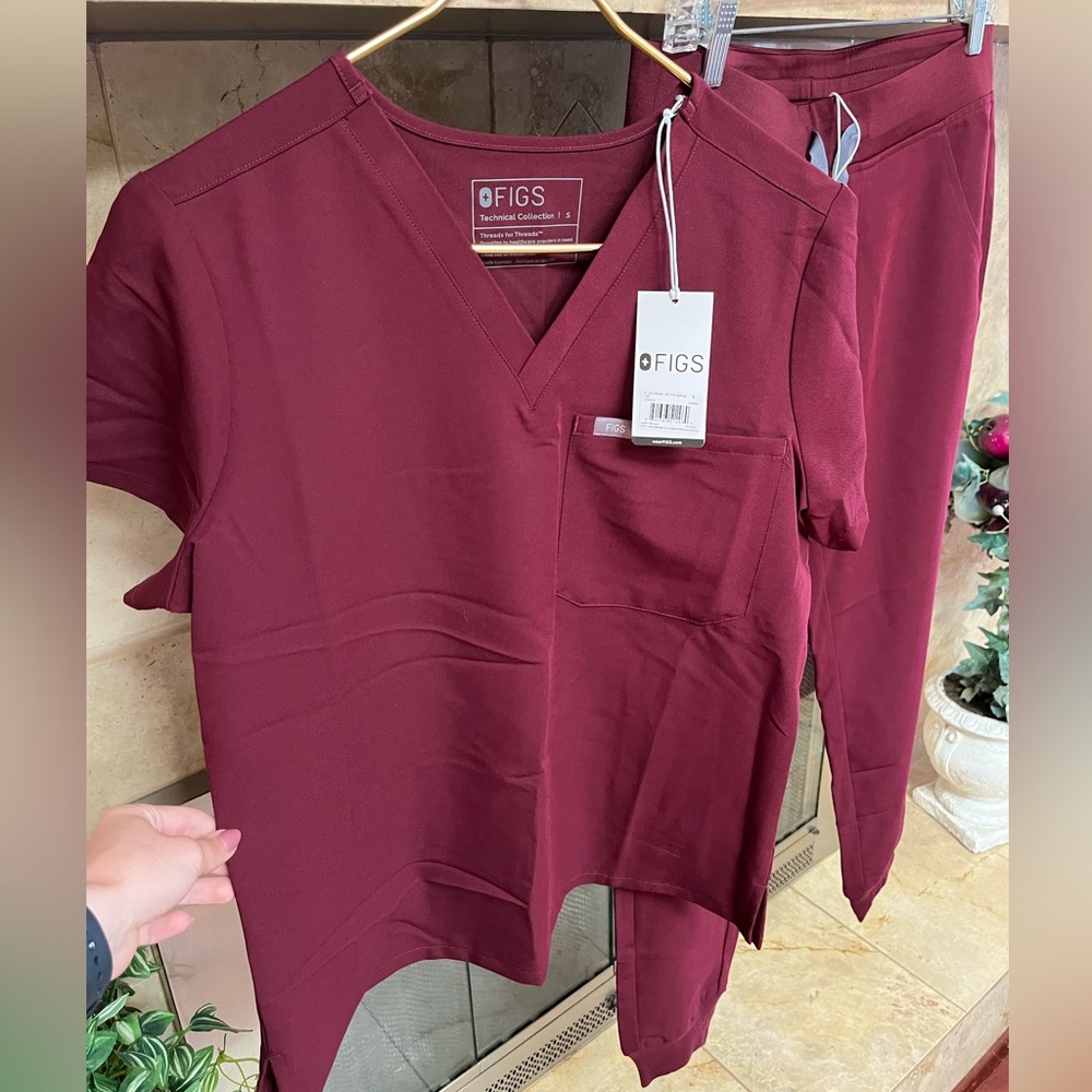 FIGS Women's Burgundy Scrub Set